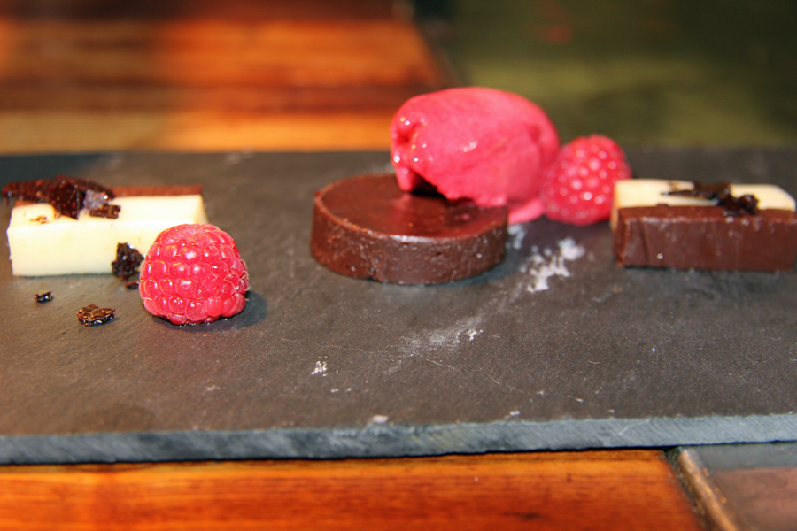 Sjokoladeganache med panna cotta og bringebær- og lakris-sorbet.Foto: Ølakademiet.no